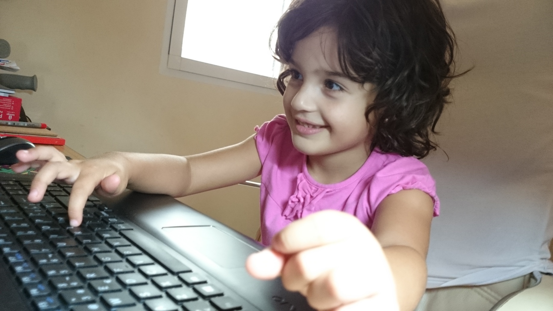 Niña en computadora
