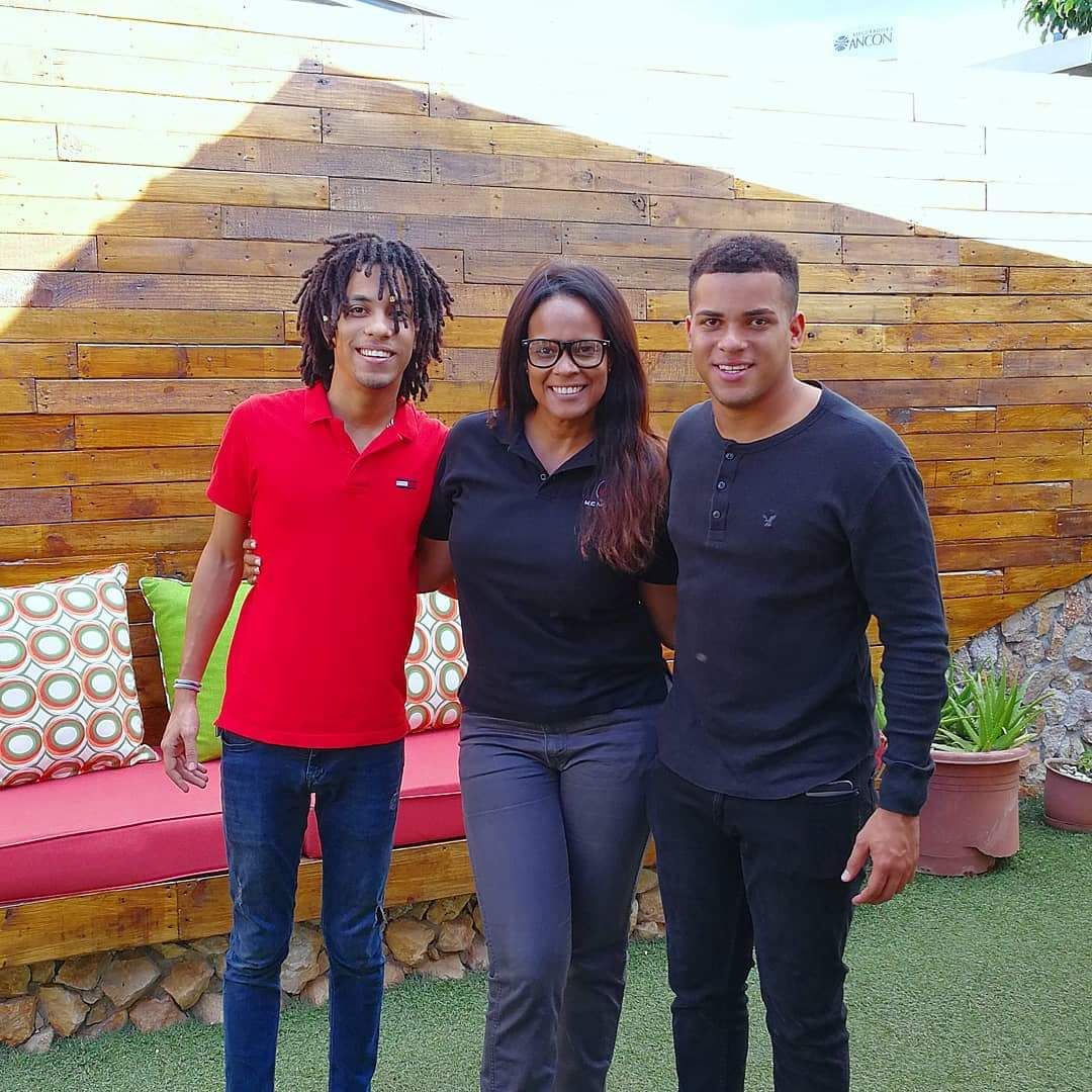 Gloria Quintaana y sus hijos 1
