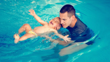 salud y nutrición estimulación acuática en piscina