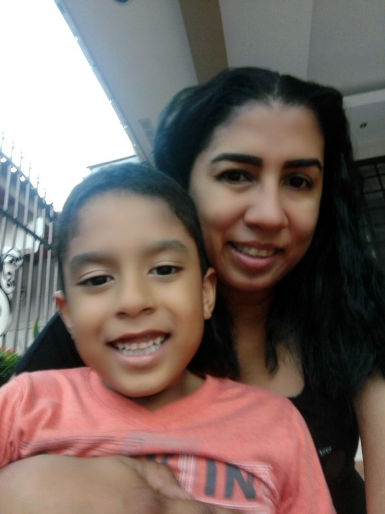 Huguette Víctor una madre que enfrenta los retos de un hijo con autismo
