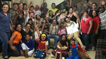 Familia numerosa niños y adultos