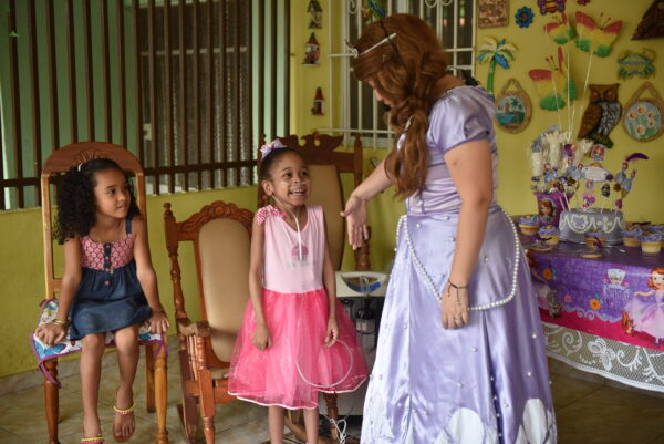 Yeri De Ycaza - sonrisas de angelitos saludando niños Yeri De Ycaza - sonrisas de angelitos saludando niños