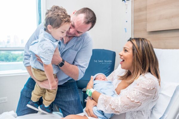 Nicole Ferguson con su esposo y bebés Nicole Ferguson con su esposo y bebés