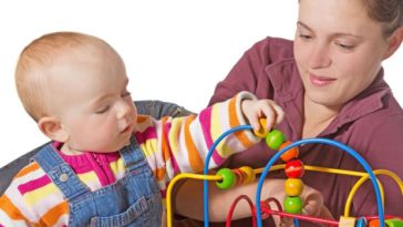 desarrollo integral -Ana Andreatta niño jugando con colores