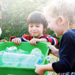 niños reciclando