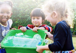 niños reciclando