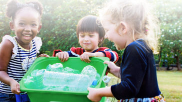niños reciclando