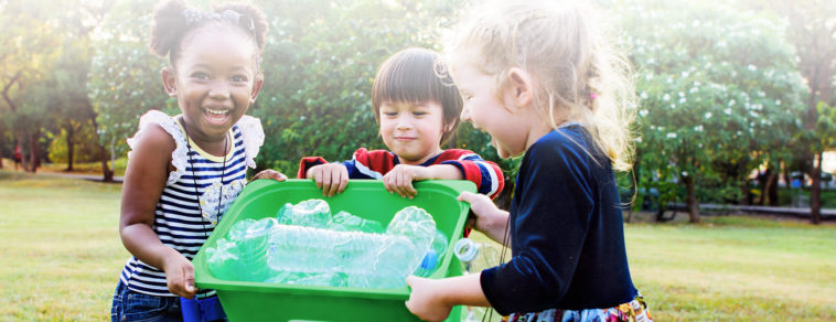 niños reciclando