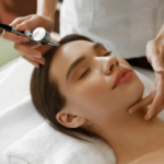 mujer en tratamiento facial
