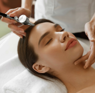 mujer en tratamiento facial
