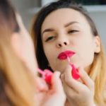 mujer poniéndose labial