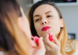 mujer poniéndose labial