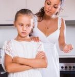 madre regañando hija