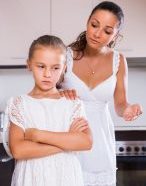 madre regañando hija