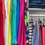 Consejos de Cindy Huzenman, organizadora profesional, para mantener organizado un clóset compartido por dos o más hermanos.