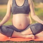 mujer embarazada en yoga