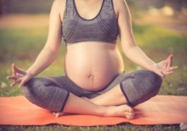 mujer embarazada en yoga