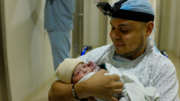 Yeri De Ycaza y su esposo como papá canguro al nacer su hija