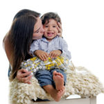 Estheisy Villareal besando su bebé