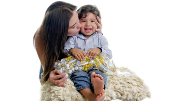 Estheisy Villareal besando su bebé