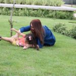 Panamá Pacífico madre e hija diviertiéndose en parque