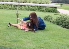 Panamá Pacífico madre e hija diviertiéndose en parque