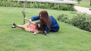 Panamá Pacífico madre e hija diviertiéndose en parque