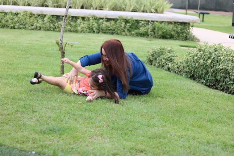Panamá Pacífico madre e hija diviertiéndose en parque
