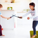 niños con Juego de espadas
