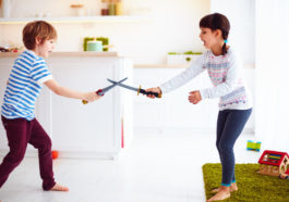 niños con Juego de espadas