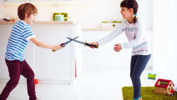 niños con Juego de espadas