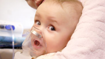 niño con asma con respirador