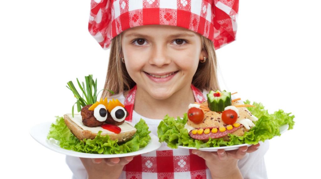 Claves para Que Tu Hijo Coma de Todo niña con comida