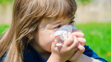 niña con resfriado