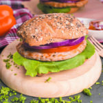 Hamburguesas de pollo sobre plato de madera