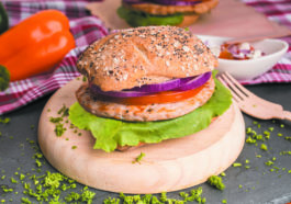 Hamburguesas de pollo sobre plato de madera
