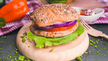 Hamburguesas de pollo sobre plato de madera