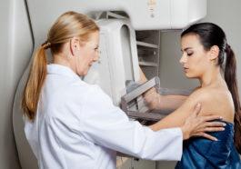 mujer haciéndose la mamografia