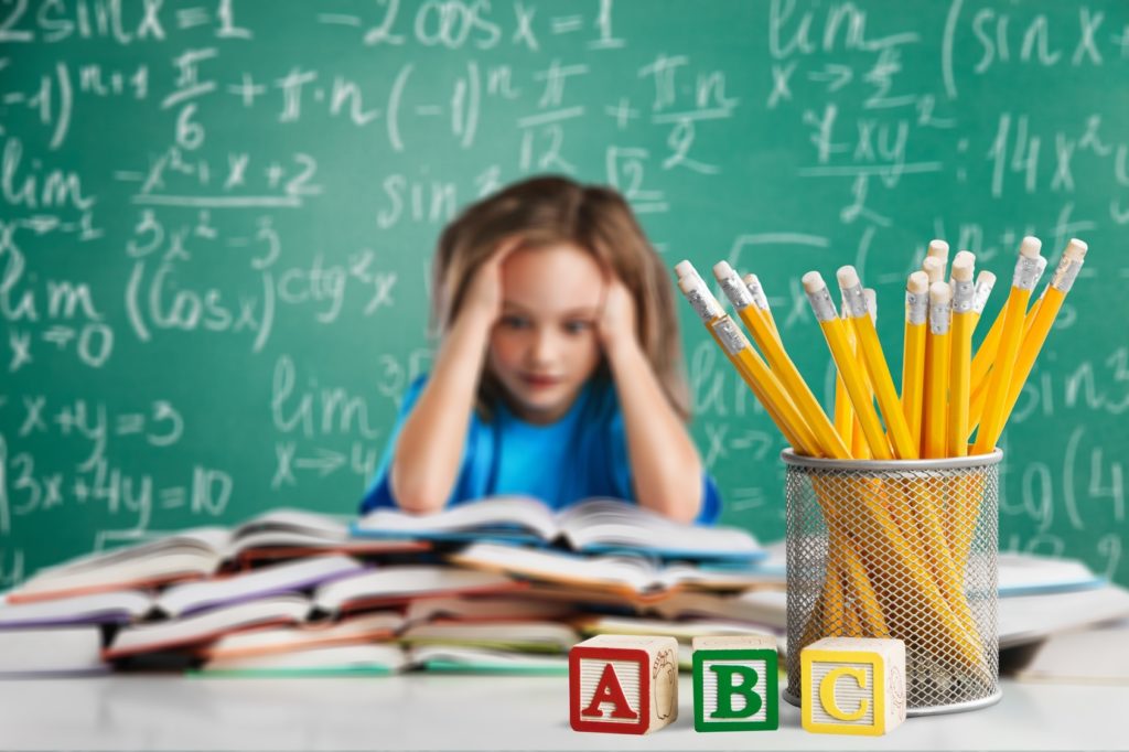 Cómo ayudar a los hijos a tener éxito escolar - niña estudiando