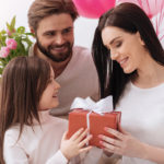 hija dando regalo a su mama