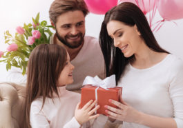 hija dando regalo a su mama