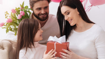 hija dando regalo a su mama