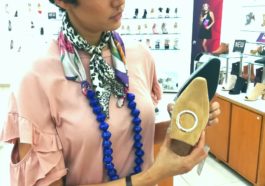 mujer en la tienda