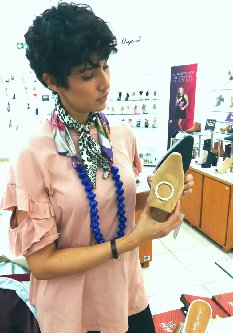 mujer en la tienda