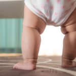 bebe gordo caminando solo