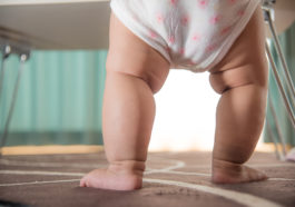 bebe gordo caminando solo