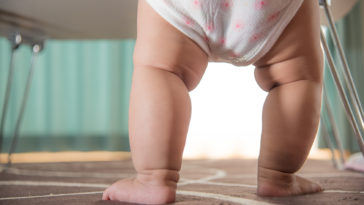 bebe gordo caminando solo