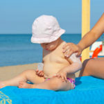 bebé aplicando protector solar