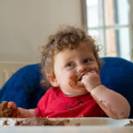 bebé comiendo chocolate