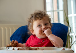bebé comiendo chocolate